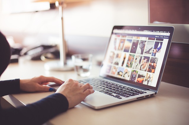 Wie Sie Fotos organisieren und synchron halten